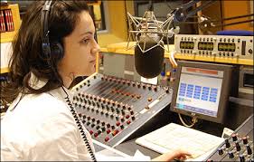 demale DJ at the panel